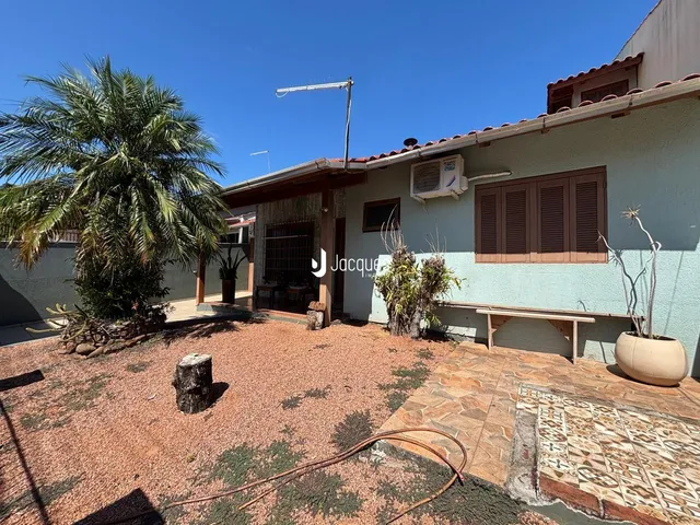 Fachada de uma casa em Lajeado, Brasil, com jardim e área externa.