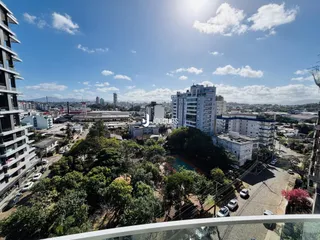Vista aérea de uma área residencial com edifícios e vegetação em Lajeado.