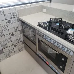 Foto de uma cozinha com bancada e cooktop.