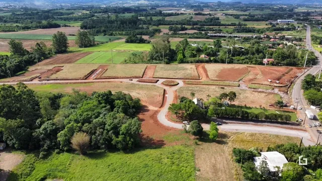 Vista aérea de uma área de terra com campos e estradas no interior de Lajeado.