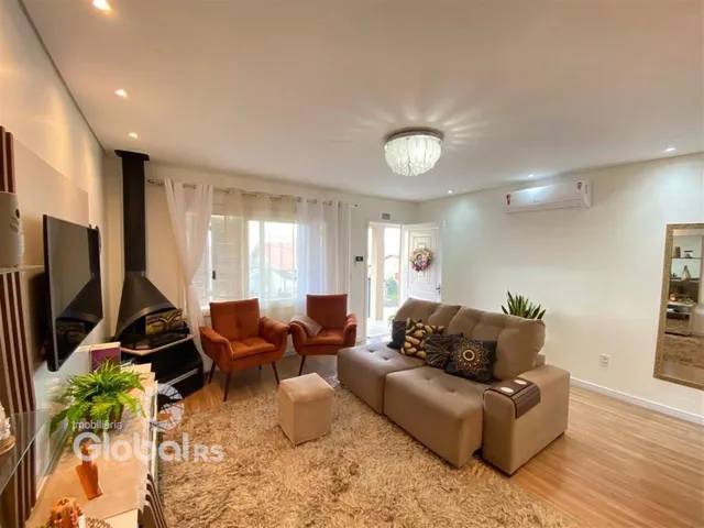 Sala de estar com sofá e lareira em ambiente claro.