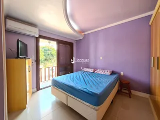 Quarto com cama e porta de vidro.