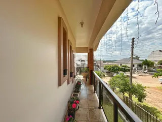 Vista da fachada de um imóvel em Lajeado, Brasil com uma varanda.