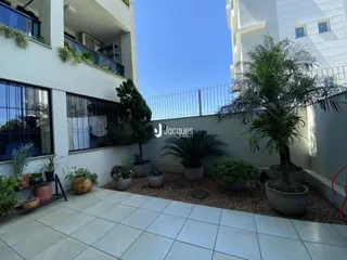 Vista externa de um pátio com plantas e cerca em uma residência em Lajeado.