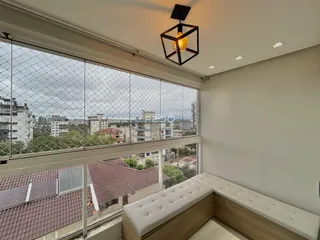 Vista da janela de um imóvel em Lajeado, Brasil, mostrando o telhado vizinho.