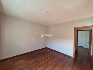Ambiente interno com piso de madeira no imóvel.