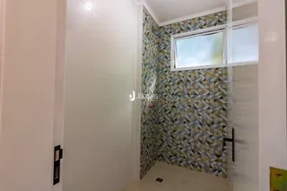 Parede interna com revestimento cerâmico decorativo em um ambiente residencial.