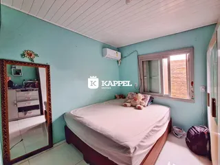 Quarto com cama e janela em sala.
