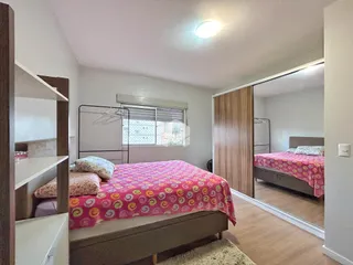 Quarto com cama e janela em imóvel em Lajeado, Brasil.