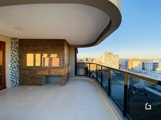 Varanda moderna com vista para a cidade.