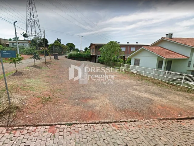 Vista externa de um terreno com vegetação e cerca em Lajeado.