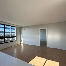 Foto de um ambiente interno com piso de madeira.