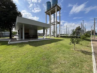 Vista externa de uma residência moderna com jardim gramado.