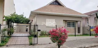 A fachada de uma casa em Lajeado, Brasil, com cerca e jardim.