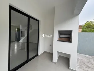 Interior de um espaço com piso de cerâmica e paredes brancas.