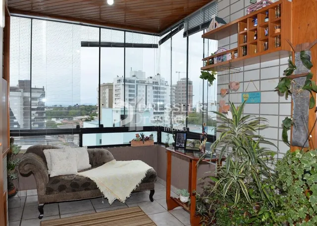 Sala de estar com vista para a cidade através de grandes janelas.