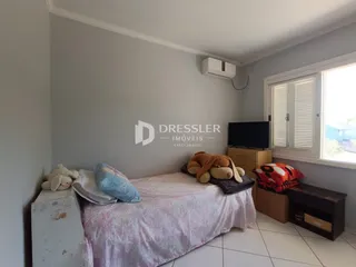Quarto com cama e janela em um imóvel.