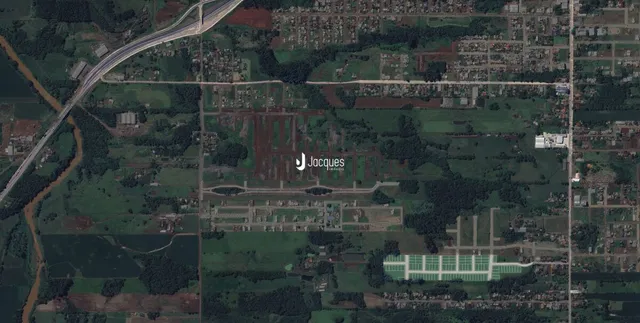 Vista aérea de uma área rural com campos e estradas no Brasil.