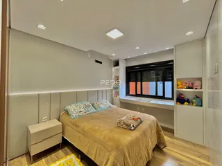 Quarto com cama e armários em um apartamento.