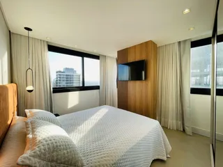 Quarto espaçoso com vista para a cidade.