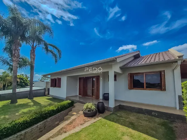 Foto da fachada de uma residência em Lajeado, Brasil, com jardim.