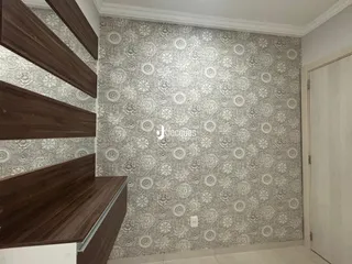 Parede decorada com papel de parede estampado em um ambiente interno.