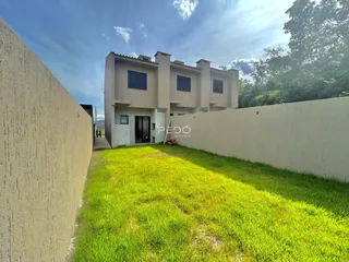 Vista externa de uma residência em Lajeado, Brasil, com jardim frontal.