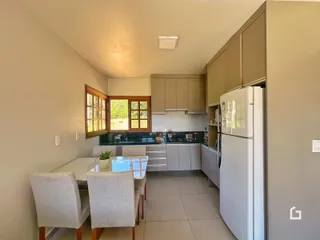 Foto de uma cozinha e sala de jantar em um imóvel no Brasil.