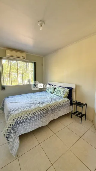 Um quarto com cama e janela.