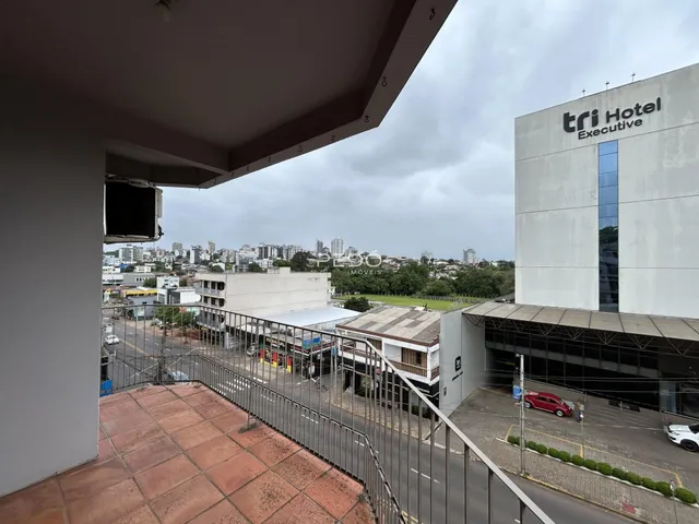 Vista de uma área externa com piso de cerâmica e grade de segurança em Lajeado.