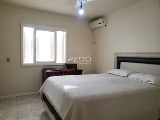 Quarto com cama e janela em um imóvel.