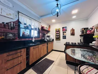 Foto de uma cozinha com armários de madeira e piso cerâmico.