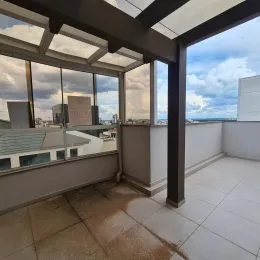 Varanda com vista para a paisagem urbana.