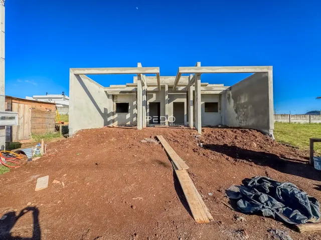 Fachada de uma construção em Lajeado, Brasil, em terreno com terra exposta.
