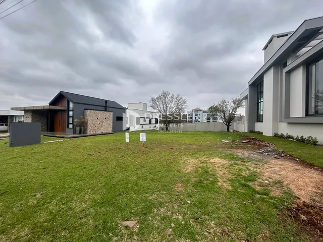 Vista externa de uma residência com jardim gramado.