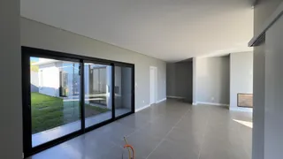 Sala de estar com portas de vidro que dão acesso a um quintal.