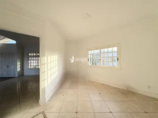 Hall de entrada com piso de cerâmica e parede branca em imóvel no Brasil.