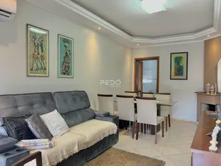 Sala de estar com sofá e mesa de jantar em imóvel no Brasil.
