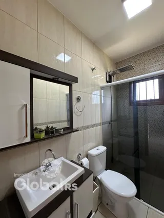 Foto de um banheiro interno com azulejos brancos e box de vidro.