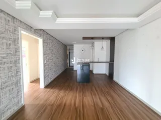 Hall de entrada com piso de madeira clara.