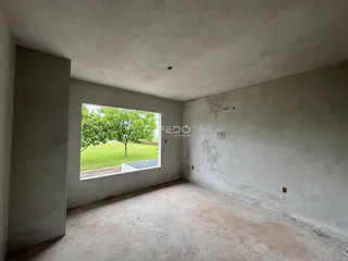 Ambiente interno com vista para um jardim verde.