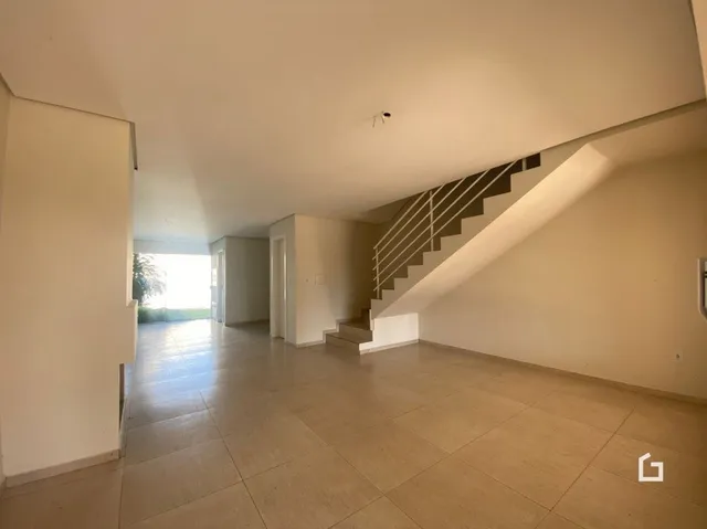 Vista de um corredor interno com escadaria.