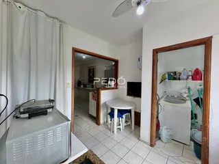 Ambiente interno de uma sala com porta de acesso a outra área.