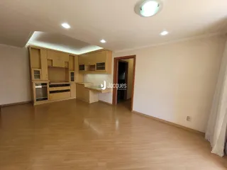 Sala de estar com cozinha em um apartamento.