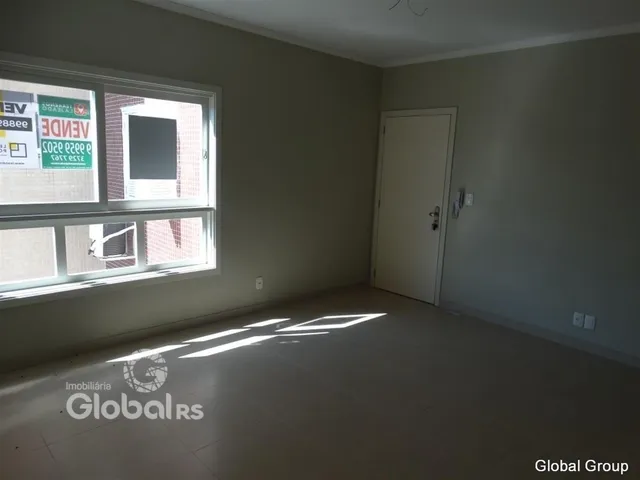 Vista interna de uma sala com grande janela e piso de cerâmica.