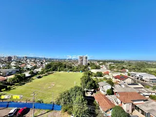 Vista aérea de uma propriedade residencial com um grande campo gramado.