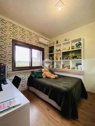 Quarto com decoração de papel de parede e estantes na sala.