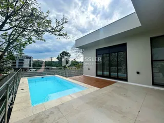 Foto da piscina e área externa de uma residência em Lajeado.