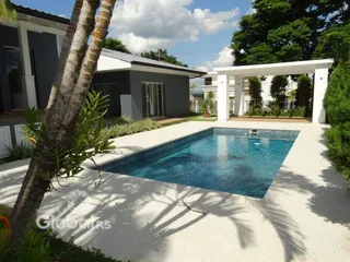 Fachada de casa com piscina no quintal.