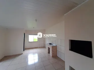 Ambiente interno com piso de cerâmica e paredes brancas em uma residência.